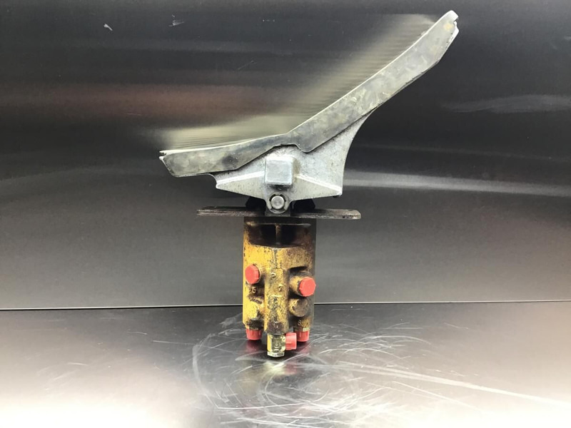 Liebherr Pilot Control Unit - Pedala: slika 2 Liebherr Pilot Control Unit - Pedala: slika 2