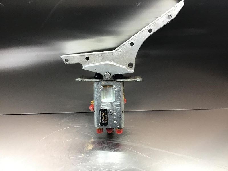 Liebherr Pilot Control Unit - Pedala: slika 1 Liebherr Pilot Control Unit - Pedala: slika 1