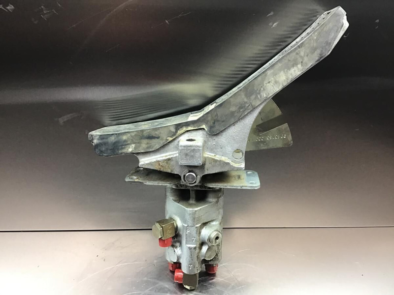 Liebherr Pilot Control Unit - Pedala: slika 2 Liebherr Pilot Control Unit - Pedala: slika 2