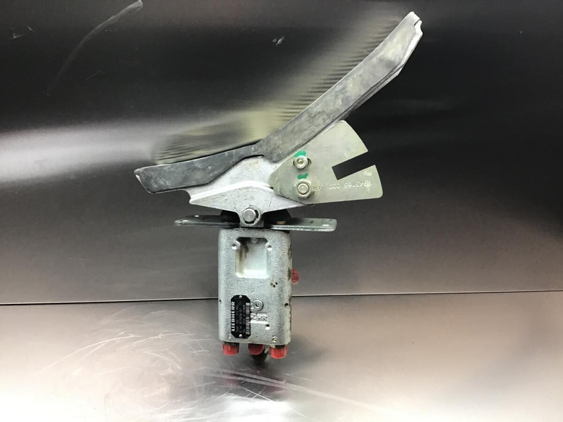 Liebherr Pilot Control Unit - Pedala: slika 1 Liebherr Pilot Control Unit - Pedala: slika 1