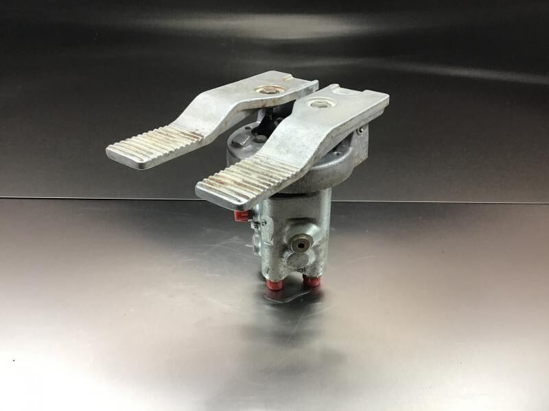 Liebherr Pilot Control Unit - Pedala: slika 1 Liebherr Pilot Control Unit - Pedala: slika 1