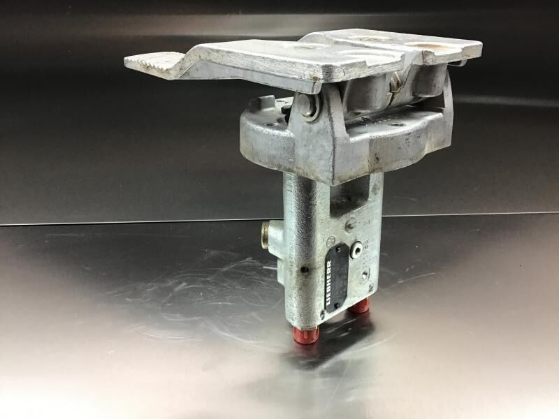 Liebherr Pilot Control Unit - Pedala: slika 2 Liebherr Pilot Control Unit - Pedala: slika 2