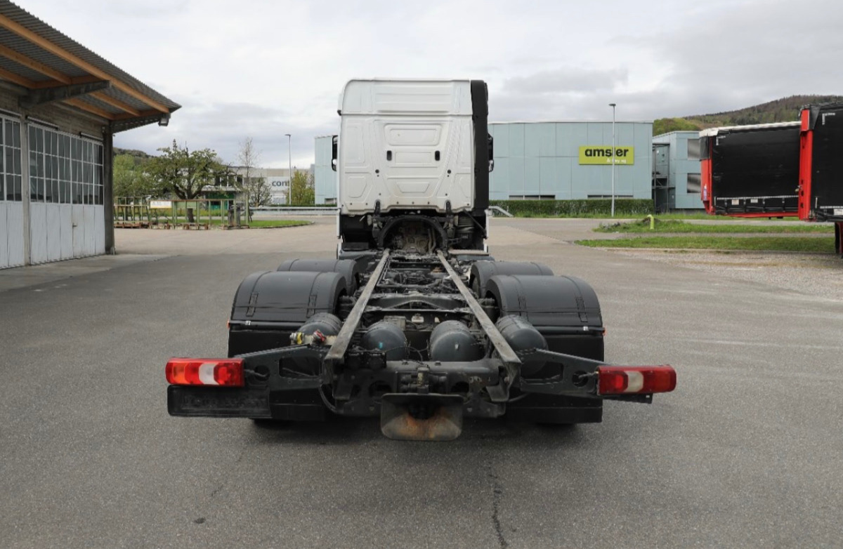 MERCEDES Actros 2548 6x2 - Kamion sa golom šasijom i zatvorenom kabinom: slika 4 MERCEDES Actros 2548 6x2 - Kamion sa golom šasijom i zatvorenom kabinom: slika 4