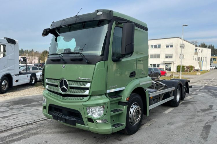 Mercedes-Benz Actros 2543 6x2 - Kamion sa golom šasijom i zatvorenom kabinom: slika 1 Mercedes-Benz Actros 2543 6x2 - Kamion sa golom šasijom i zatvorenom kabinom: slika 1