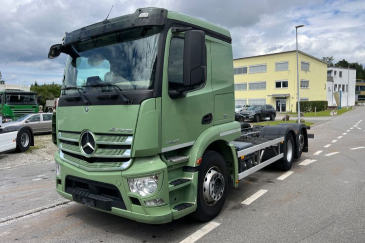Mercedes-Benz Actros 2543 6x2 - Kamion sa golom šasijom i zatvorenom kabinom: slika 1 Mercedes-Benz Actros 2543 6x2 - Kamion sa golom šasijom i zatvorenom kabinom: slika 1