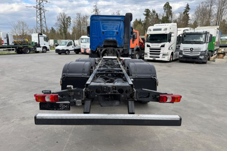 Mercedes-Benz Actros 2545 6x2 - Kamion sa golom šasijom i zatvorenom kabinom: slika 4 Mercedes-Benz Actros 2545 6x2 - Kamion sa golom šasijom i zatvorenom kabinom: slika 4