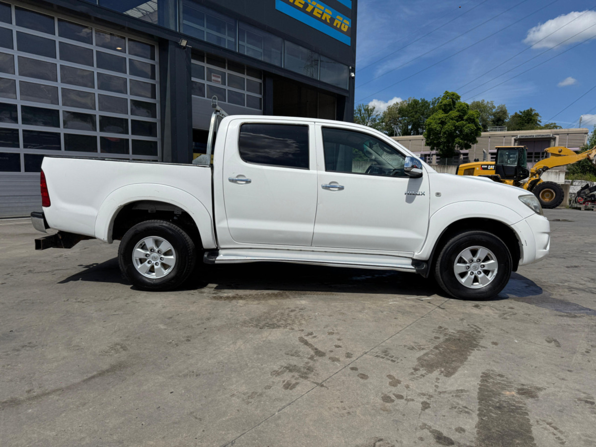TOYOTA Hilux 3.0D 4WD - Pikap: slika 4 TOYOTA Hilux 3.0D 4WD - Pikap: slika 4