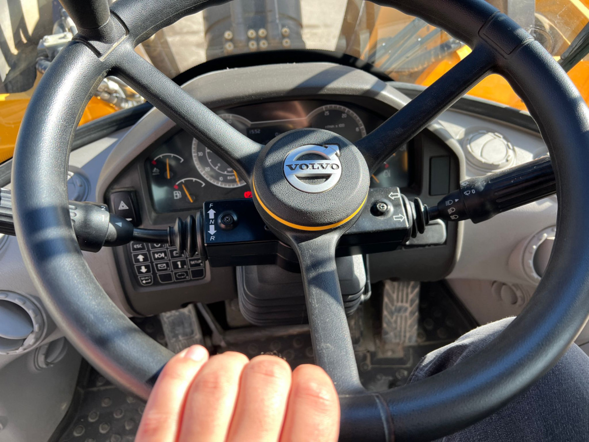 Utovarivač točkaš VOLVO L180H: slika 9