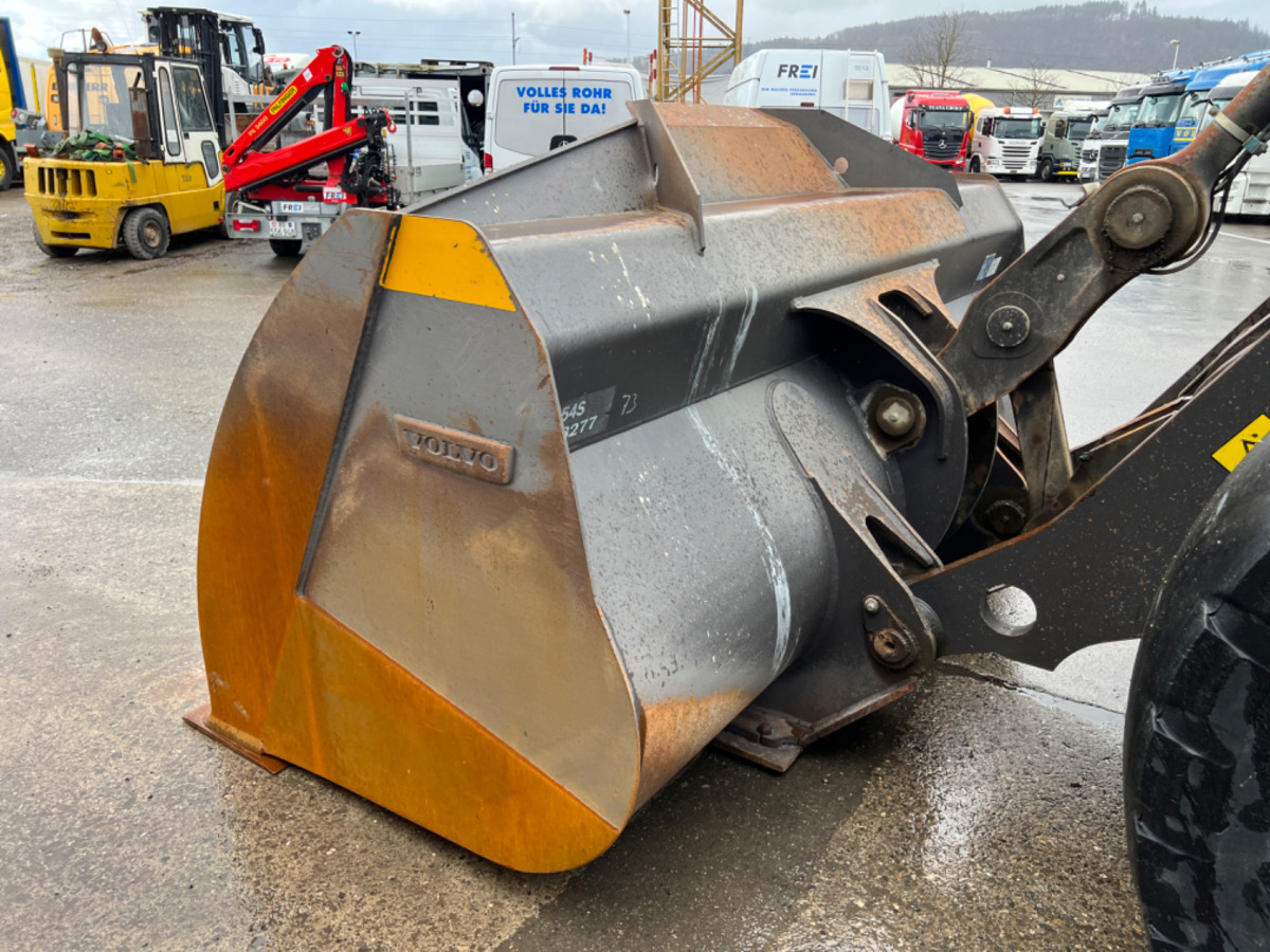 Utovarivač točkaš VOLVO L180H: slika 16