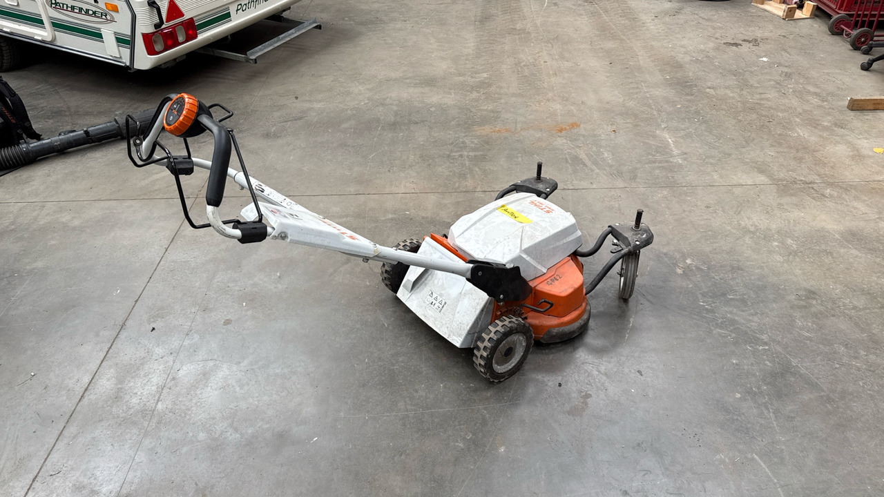 STIHL BR500 BACK PACK LEAF BLOWER - Građevinska oprema: slika 1 STIHL BR500 BACK PACK LEAF BLOWER - Građevinska oprema: slika 1