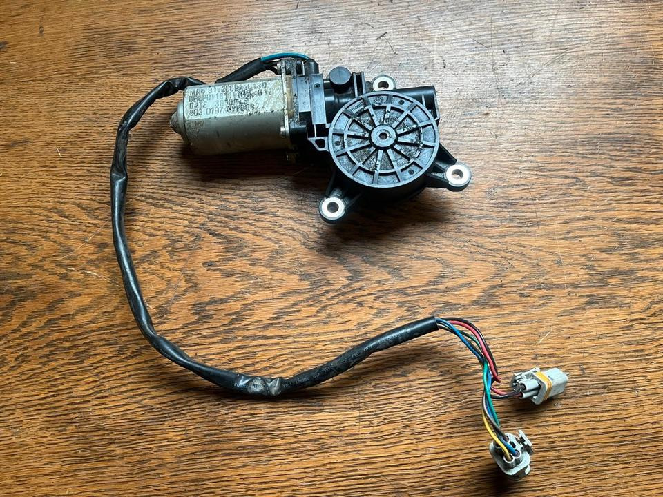 MAN Scheibenwischermotor 81286016130 - Brisač za Kamion: slika 1 MAN Scheibenwischermotor 81286016130 - Brisač za Kamion: slika 1