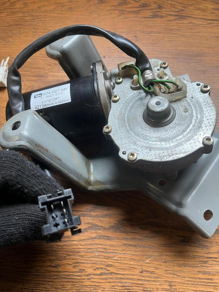 MAN Scheibenwischermotor Valeo 404.027 24V 81264016118 - Brisač za Kamion: slika 3 MAN Scheibenwischermotor Valeo 404.027 24V 81264016118 - Brisač za Kamion: slika 3