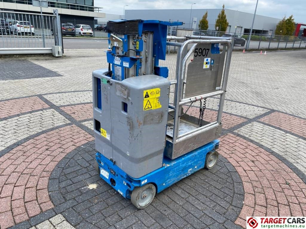 Genie GR15 RunAbout Electric Vertical Mast Lift 652cm - Jarbolna penjajuća platforma: slika 3 Genie GR15 RunAbout Electric Vertical Mast Lift 652cm - Jarbolna penjajuća platforma: slika 3