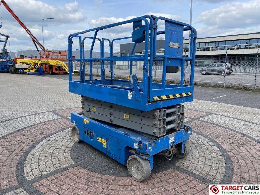 Genie GS-2646 Electric GS2646 Scissor Work Lift 992cm - Lift u obliku makaza: slika 2 Genie GS-2646 Electric GS2646 Scissor Work Lift 992cm - Lift u obliku makaza: slika 2