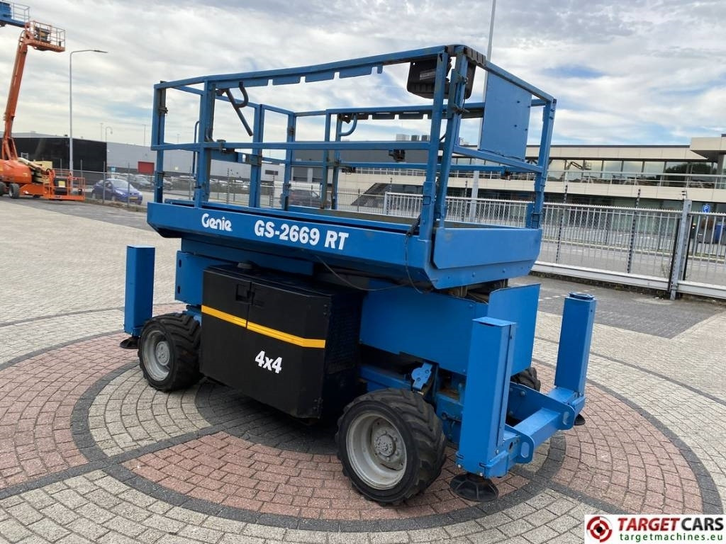 Genie GS-2669RT Diesel 4x4 Scissor Work Lift 1000cm - Lift u obliku makaza: slika 2 Genie GS-2669RT Diesel 4x4 Scissor Work Lift 1000cm - Lift u obliku makaza: slika 2