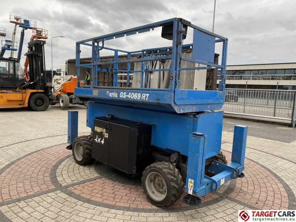 Genie GS-4069RT Diesel 4x4 Scissor Work Lift 1412cm - Lift u obliku makaza: slika 2 Genie GS-4069RT Diesel 4x4 Scissor Work Lift 1412cm - Lift u obliku makaza: slika 2