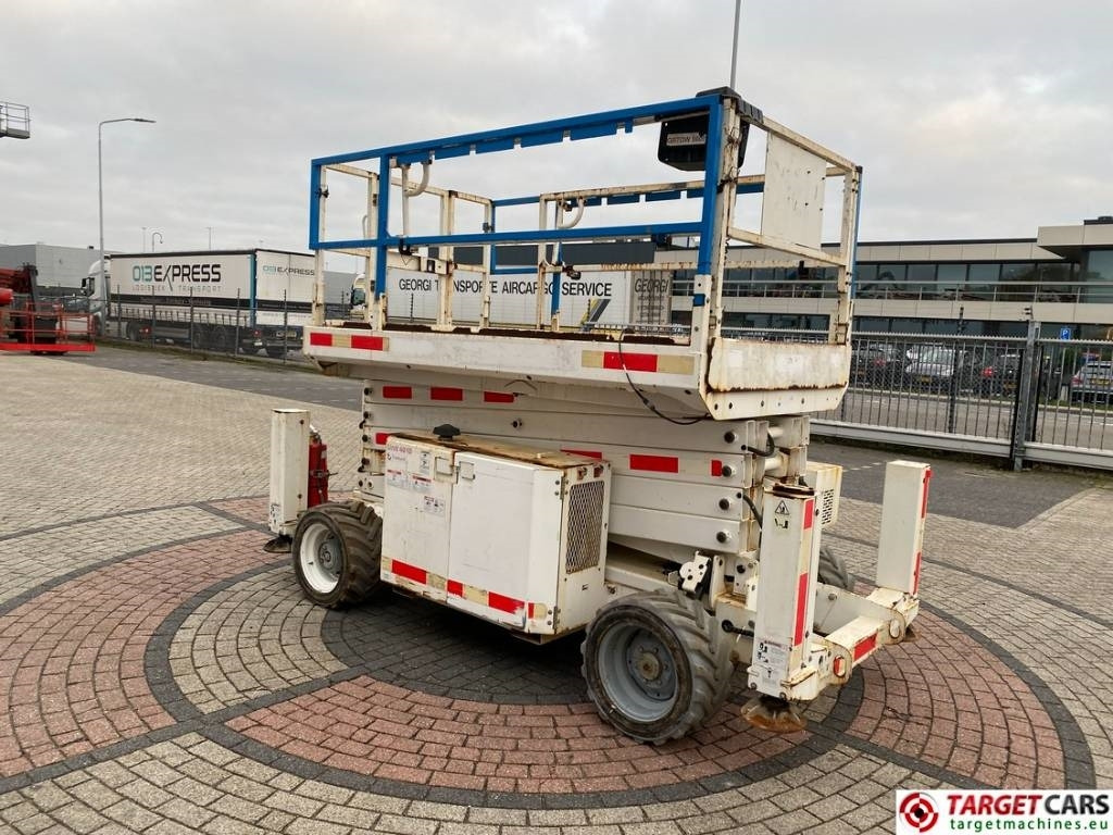 Genie GS-4069RT Diesel 4x4 Scissor Work Lift 1412cm - Lift u obliku makaza: slika 2 Genie GS-4069RT Diesel 4x4 Scissor Work Lift 1412cm - Lift u obliku makaza: slika 2