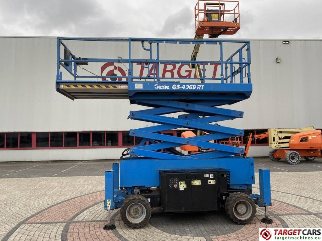 Genie GS-4069RT Diesel 4x4 Scissor Work Lift 1412cm - Lift u obliku makaza: slika 5 Genie GS-4069RT Diesel 4x4 Scissor Work Lift 1412cm - Lift u obliku makaza: slika 5