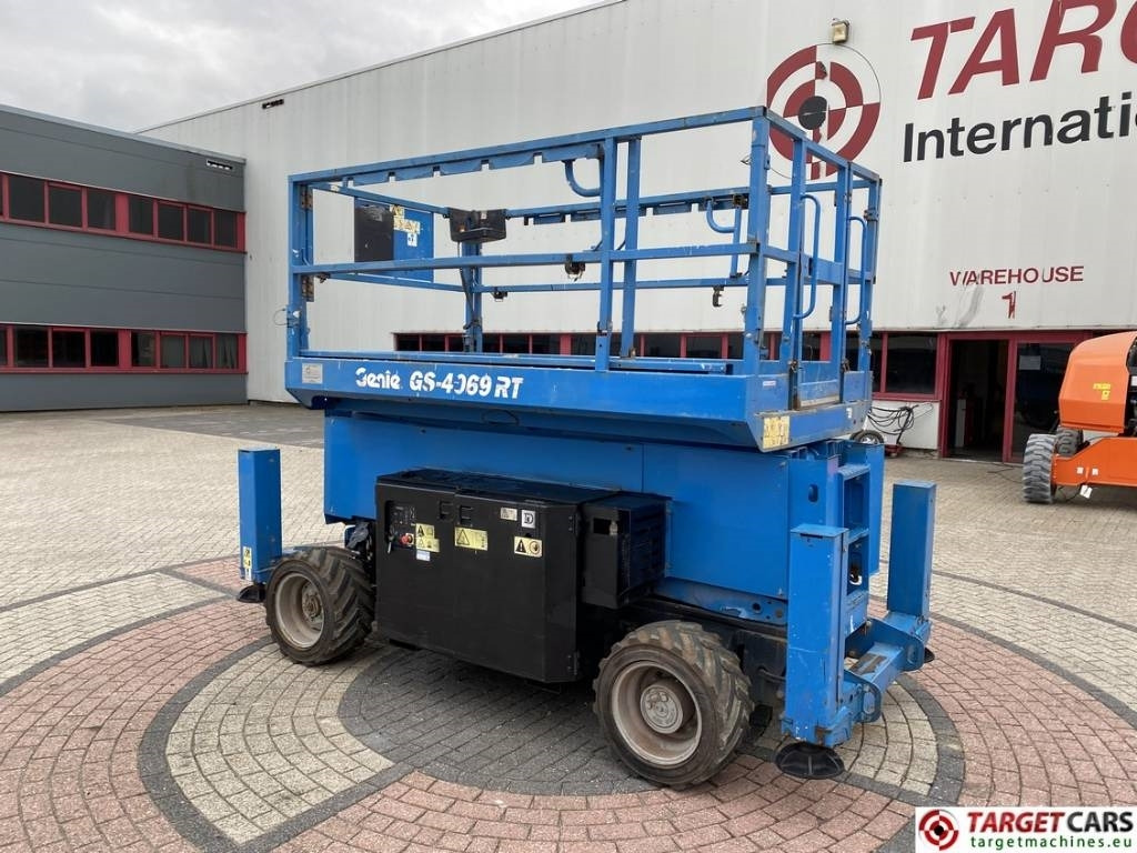 Genie GS-4069RT Diesel 4x4 Scissor Work Lift 1412cm - Lift u obliku makaza: slika 4 Genie GS-4069RT Diesel 4x4 Scissor Work Lift 1412cm - Lift u obliku makaza: slika 4