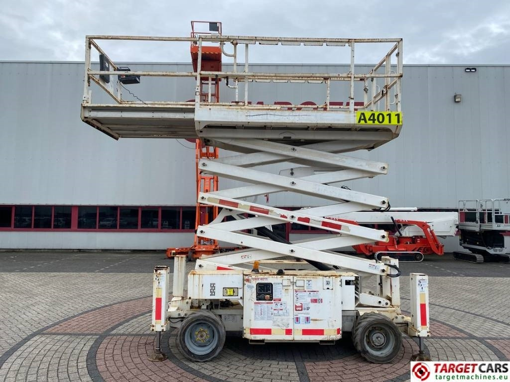 Lift u obliku makaza Genie GS-4069RT Diesel 4x4 Scissor Work Lift 1412cm NOCE: slika 5