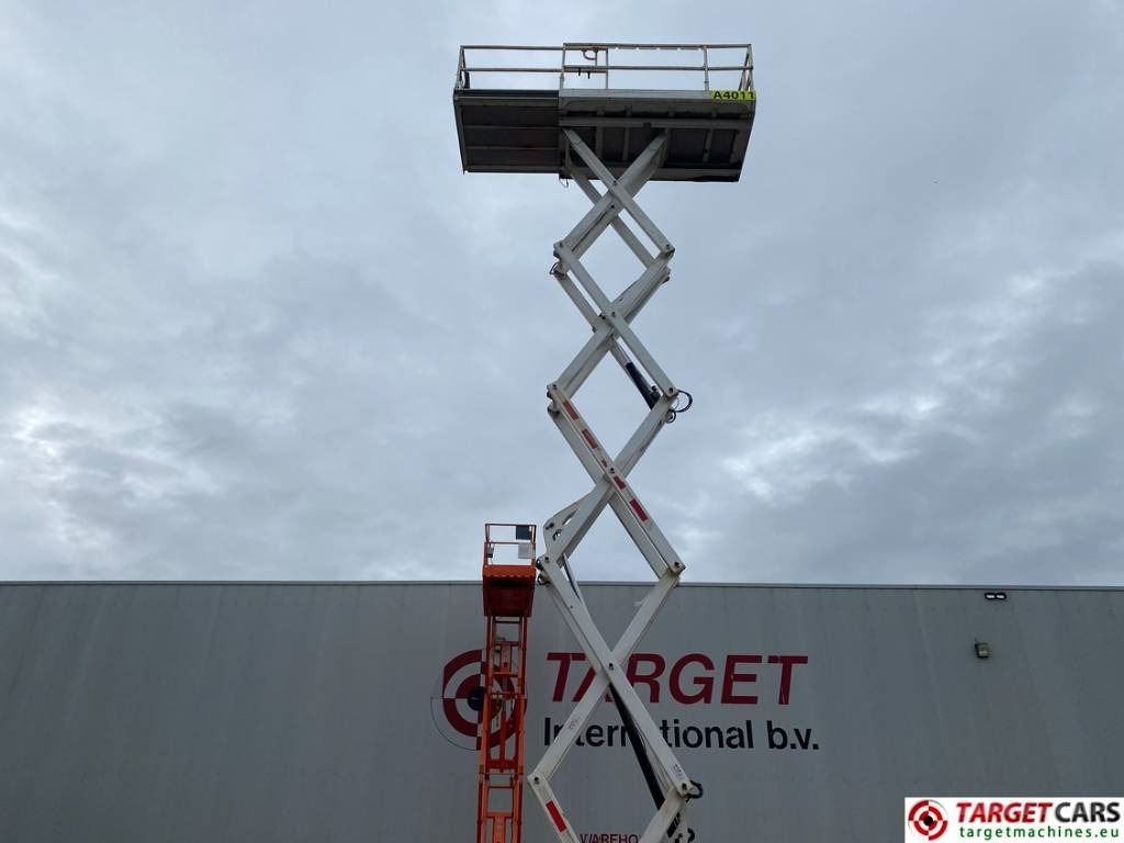 Lift u obliku makaza Genie GS-4069RT Diesel 4x4 Scissor Work Lift 1412cm NOCE: slika 20