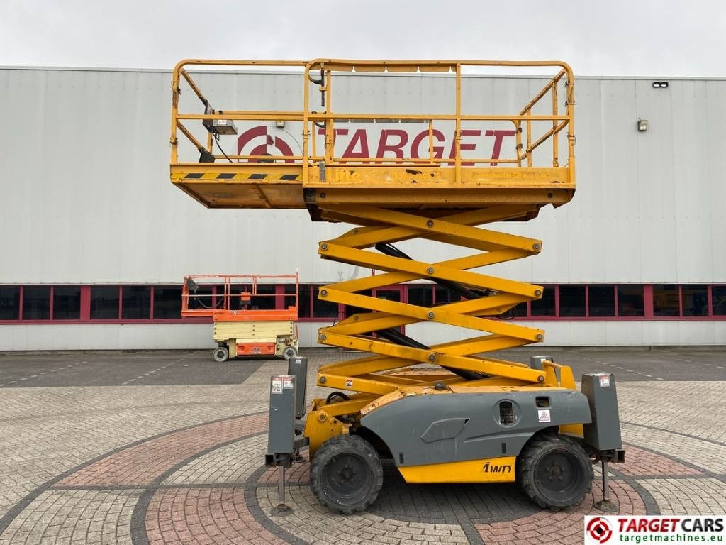 Haulotte Compact 12DX Diesel 4x4 Scissor Work Lift 1206cm  - Lift u obliku makaza: slika 5 Haulotte Compact 12DX Diesel 4x4 Scissor Work Lift 1206cm  - Lift u obliku makaza: slika 5