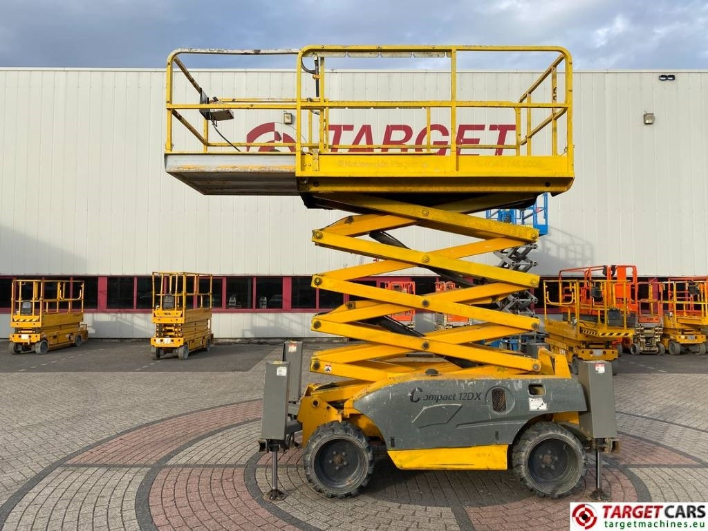 Haulotte Compact 12DX Diesel 4x4 Scissor Work Lift 1206cm - Lift u obliku makaza: slika 5 Haulotte Compact 12DX Diesel 4x4 Scissor Work Lift 1206cm - Lift u obliku makaza: slika 5
