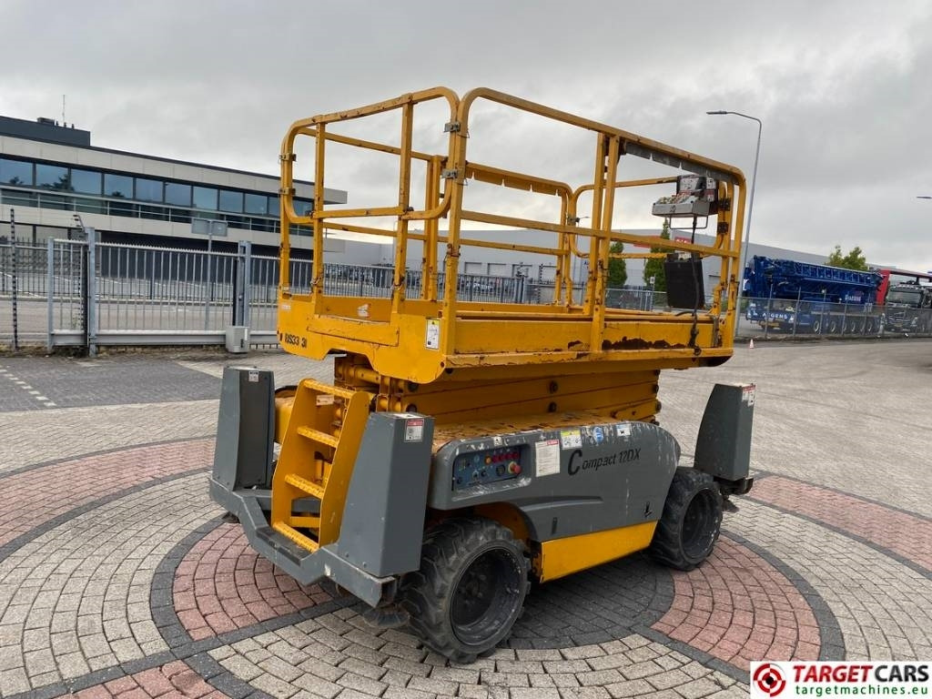 Haulotte Compact 12DX Diesel 4x4 Scissor Work Lift 1206cm  - Lift u obliku makaza: slika 3 Haulotte Compact 12DX Diesel 4x4 Scissor Work Lift 1206cm  - Lift u obliku makaza: slika 3