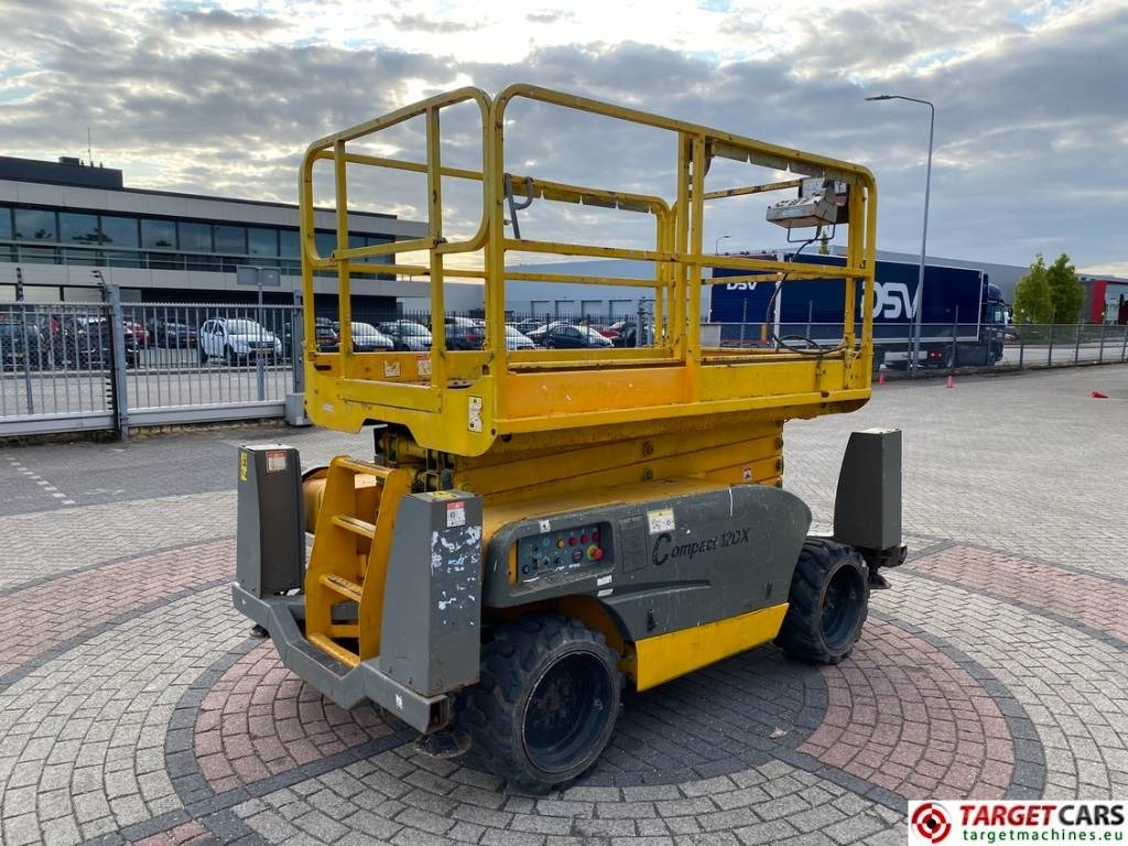 Haulotte Compact 12DX Diesel 4x4 Scissor Work Lift 1206cm - Lift u obliku makaza: slika 3 Haulotte Compact 12DX Diesel 4x4 Scissor Work Lift 1206cm - Lift u obliku makaza: slika 3
