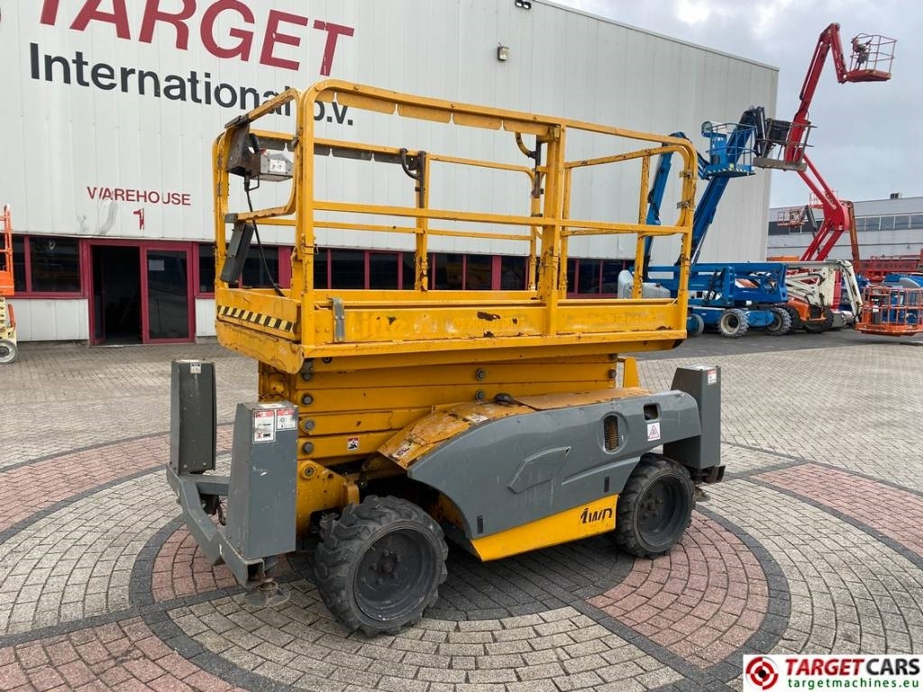 Haulotte Compact 12DX Diesel 4x4 Scissor Work Lift 1206cm  - Lift u obliku makaza: slika 1 Haulotte Compact 12DX Diesel 4x4 Scissor Work Lift 1206cm  - Lift u obliku makaza: slika 1