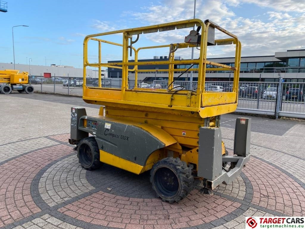 Haulotte Compact 12DX Diesel 4x4 Scissor Work Lift 1206cm - Lift u obliku makaza: slika 2 Haulotte Compact 12DX Diesel 4x4 Scissor Work Lift 1206cm - Lift u obliku makaza: slika 2