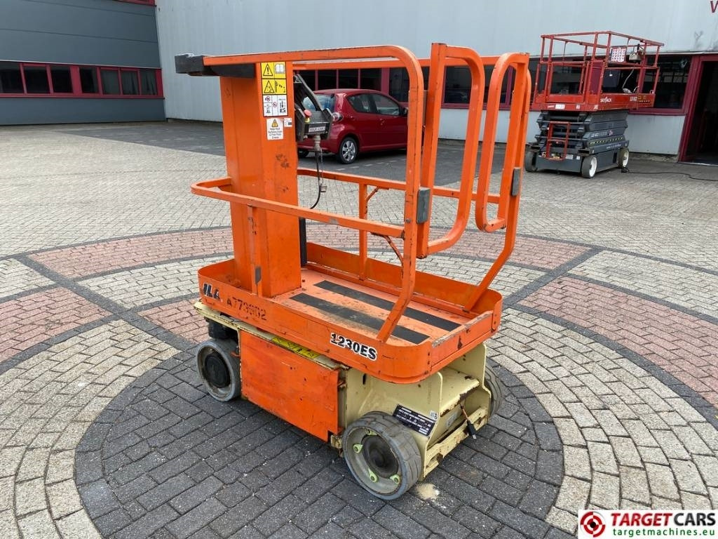 JLG 1230ES Electric Vertical Mast Work Lift 566cm - Jarbolna penjajuća platforma: slika 4 JLG 1230ES Electric Vertical Mast Work Lift 566cm - Jarbolna penjajuća platforma: slika 4