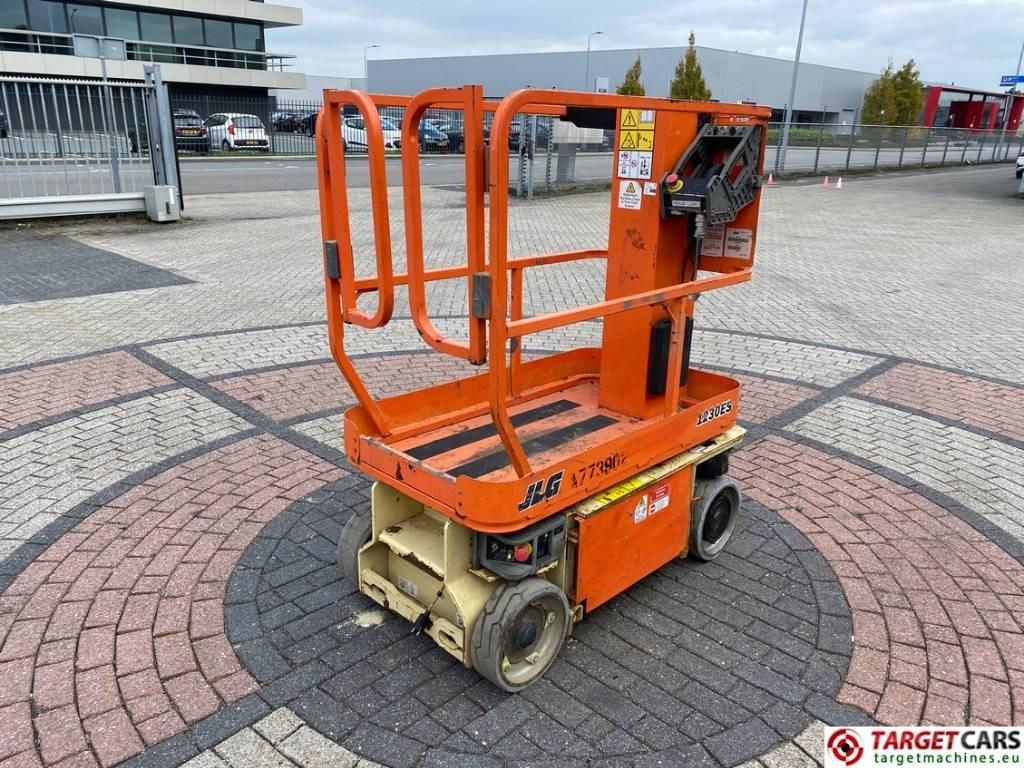 JLG 1230ES Electric Vertical Mast Work Lift 566cm - Jarbolna penjajuća platforma: slika 3 JLG 1230ES Electric Vertical Mast Work Lift 566cm - Jarbolna penjajuća platforma: slika 3