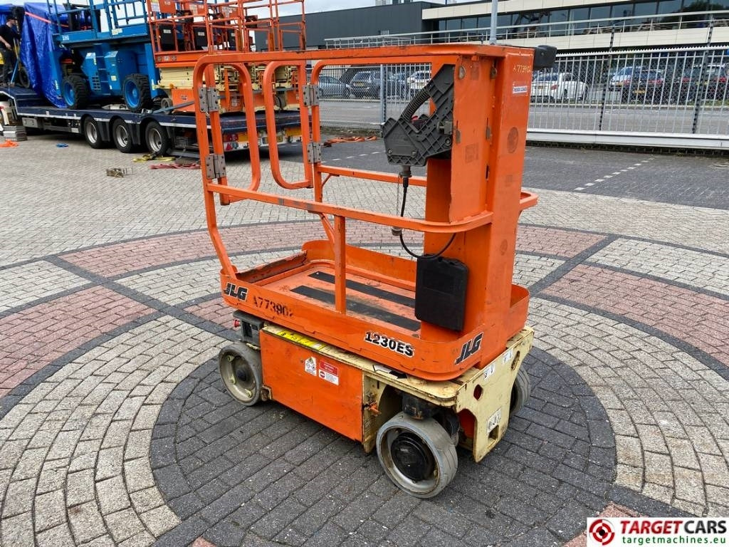 JLG 1230ES Electric Vertical Mast Work Lift 566cm - Jarbolna penjajuća platforma: slika 2 JLG 1230ES Electric Vertical Mast Work Lift 566cm - Jarbolna penjajuća platforma: slika 2