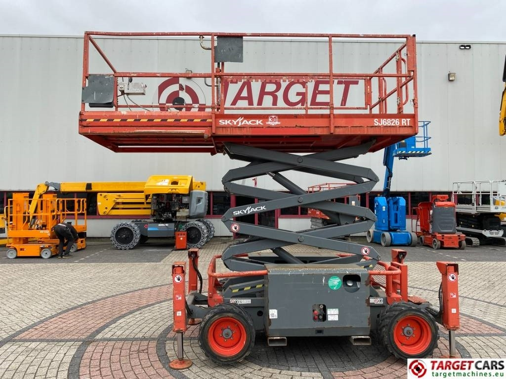 SkyJack SJ6826 RT Diesel 4x4 Scissor Work Lift 992cm  - Lift u obliku makaza: slika 5 SkyJack SJ6826 RT Diesel 4x4 Scissor Work Lift 992cm  - Lift u obliku makaza: slika 5