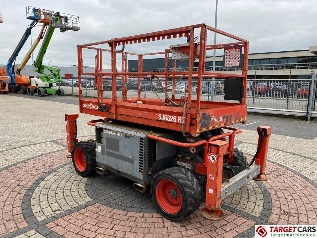 SkyJack SJ6826 RT Diesel 4x4 Scissor Work Lift 992cm  - Lift u obliku makaza: slika 2 SkyJack SJ6826 RT Diesel 4x4 Scissor Work Lift 992cm  - Lift u obliku makaza: slika 2