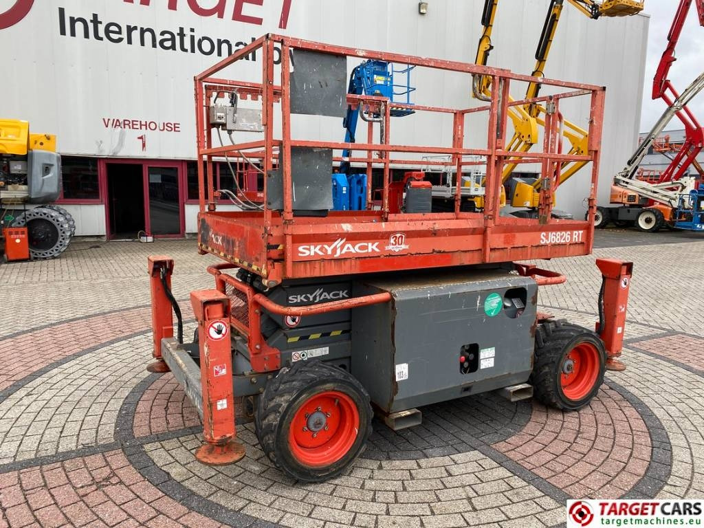SkyJack SJ6826 RT Diesel 4x4 Scissor Work Lift 992cm  - Lift u obliku makaza: slika 1 SkyJack SJ6826 RT Diesel 4x4 Scissor Work Lift 992cm  - Lift u obliku makaza: slika 1