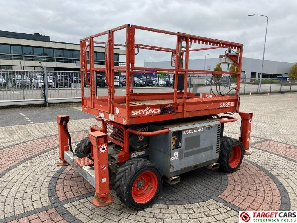 SkyJack SJ6826 RT Diesel 4x4 Scissor Work Lift 992cm  - Lift u obliku makaza: slika 3 SkyJack SJ6826 RT Diesel 4x4 Scissor Work Lift 992cm  - Lift u obliku makaza: slika 3
