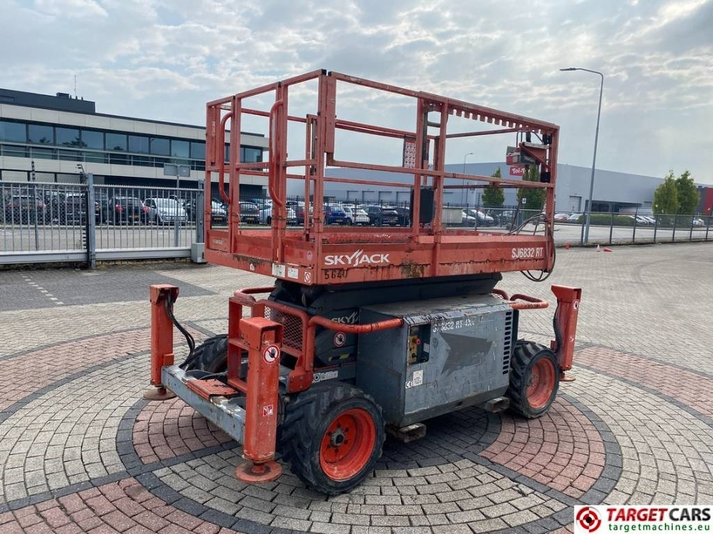 SkyJack SJ6832 RT Diesel 4x4 Scissor Work Lift 1180cm - Lift u obliku makaza: slika 3 SkyJack SJ6832 RT Diesel 4x4 Scissor Work Lift 1180cm - Lift u obliku makaza: slika 3