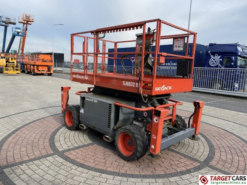 SkyJack SJ6832RT Diesel Scissor Work Lift 1180cm - Lift u obliku makaza: slika 2 SkyJack SJ6832RT Diesel Scissor Work Lift 1180cm - Lift u obliku makaza: slika 2