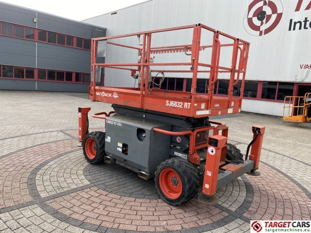 SkyJack SJ6832RT Diesel Scissor Work Lift 1180cm - Lift u obliku makaza: slika 4 SkyJack SJ6832RT Diesel Scissor Work Lift 1180cm - Lift u obliku makaza: slika 4