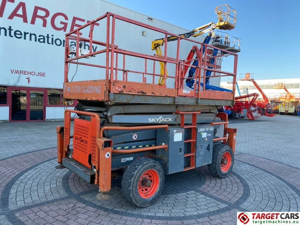 SkyJack SJ8841 RT Diesel 4x4 Scissor Work Lift 1430cm - Lift u obliku makaza: slika 1 SkyJack SJ8841 RT Diesel 4x4 Scissor Work Lift 1430cm - Lift u obliku makaza: slika 1
