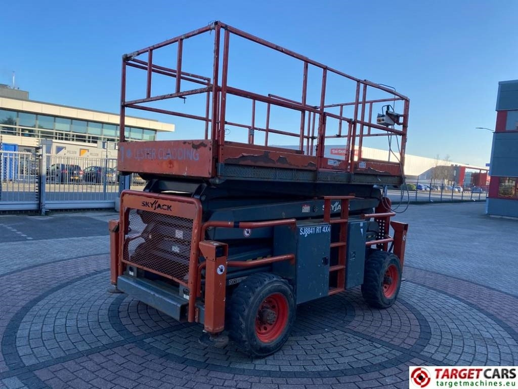 SkyJack SJ8841 RT Diesel 4x4 Scissor Work Lift 1430cm - Lift u obliku makaza: slika 3 SkyJack SJ8841 RT Diesel 4x4 Scissor Work Lift 1430cm - Lift u obliku makaza: slika 3