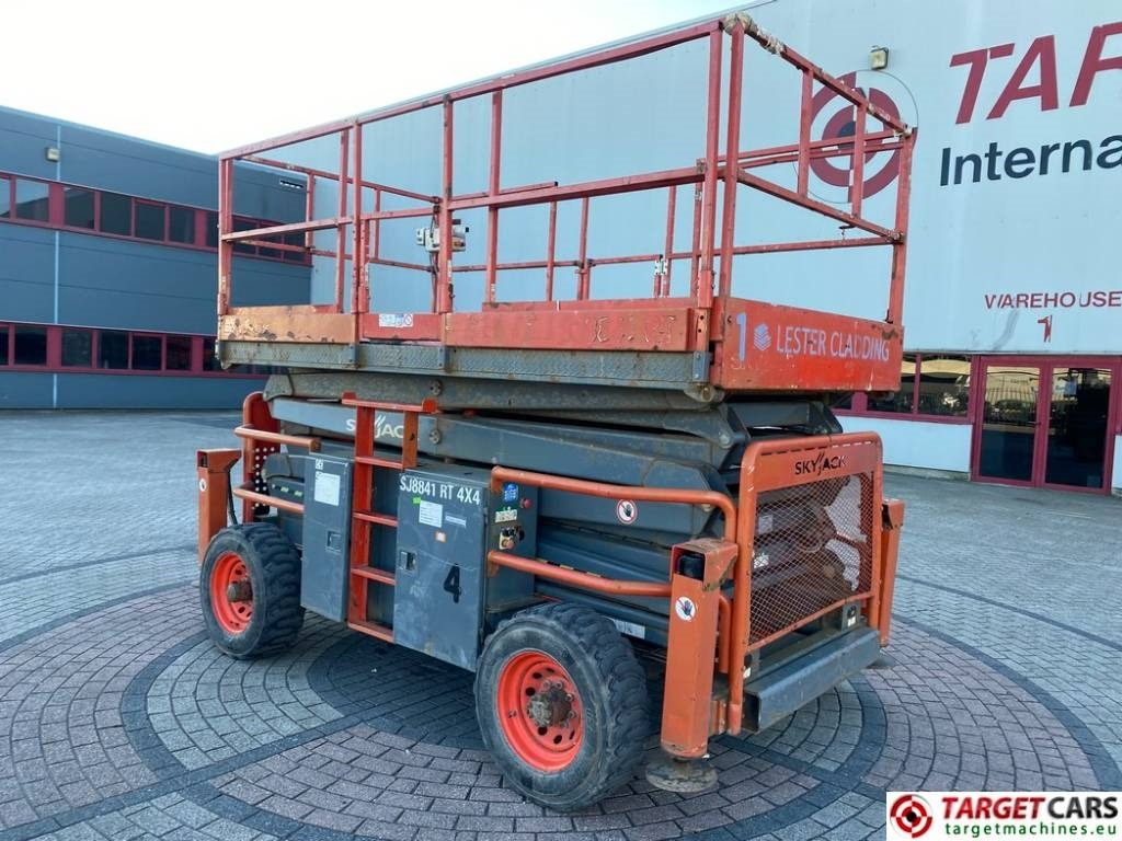 SkyJack SJ8841 RT Diesel 4x4 Scissor Work Lift 1430cm - Lift u obliku makaza: slika 4 SkyJack SJ8841 RT Diesel 4x4 Scissor Work Lift 1430cm - Lift u obliku makaza: slika 4