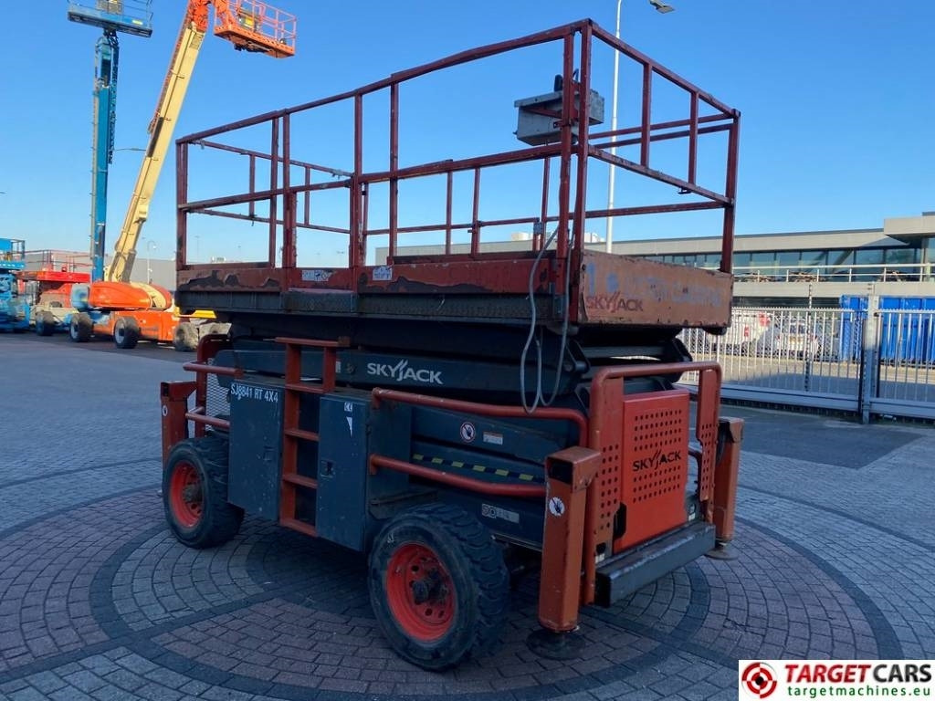 SkyJack SJ8841 RT Diesel 4x4 Scissor Work Lift 1430cm - Lift u obliku makaza: slika 2 SkyJack SJ8841 RT Diesel 4x4 Scissor Work Lift 1430cm - Lift u obliku makaza: slika 2