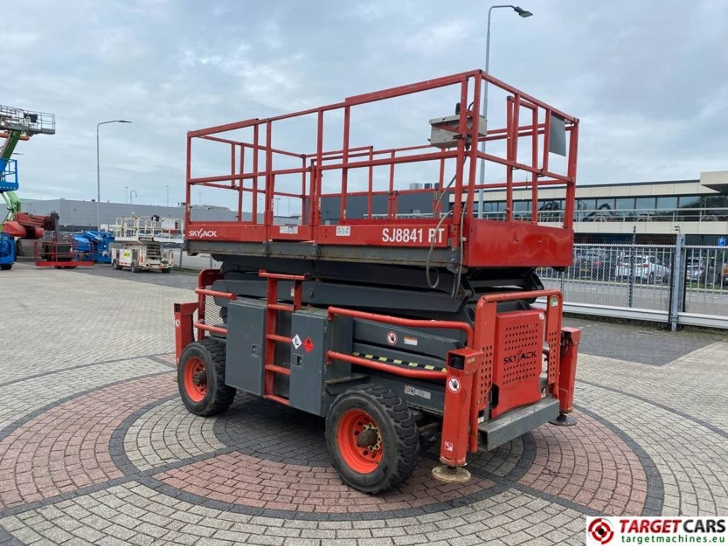 SkyJack SJ8841RT Diesel 4x4 Scissor Work Lift 1430cm - Lift u obliku makaza: slika 2 SkyJack SJ8841RT Diesel 4x4 Scissor Work Lift 1430cm - Lift u obliku makaza: slika 2