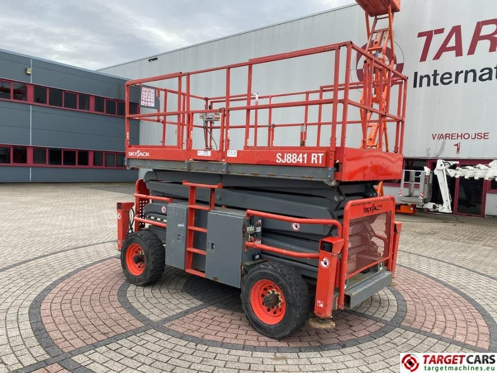 SkyJack SJ8841RT Diesel 4x4 Scissor Work Lift 1430cm - Lift u obliku makaza: slika 4 SkyJack SJ8841RT Diesel 4x4 Scissor Work Lift 1430cm - Lift u obliku makaza: slika 4