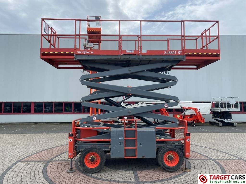 SkyJack SJ8841RT Diesel 4x4 Scissor Work Lift 1430cm - Lift u obliku makaza: slika 5 SkyJack SJ8841RT Diesel 4x4 Scissor Work Lift 1430cm - Lift u obliku makaza: slika 5