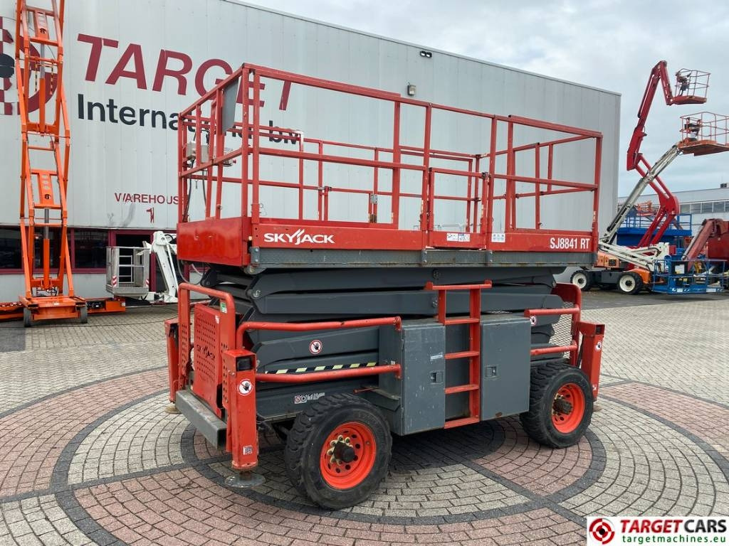 SkyJack SJ8841RT Diesel 4x4 Scissor Work Lift 1430cm - Lift u obliku makaza: slika 1 SkyJack SJ8841RT Diesel 4x4 Scissor Work Lift 1430cm - Lift u obliku makaza: slika 1