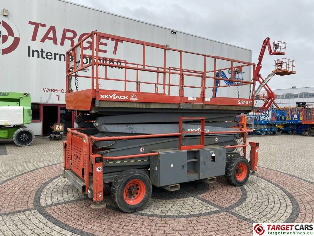 SkyJack SJ9250RT Diesel 4x4 Scissor Work Lift 1720cm  - Lift u obliku makaza: slika 1 SkyJack SJ9250RT Diesel 4x4 Scissor Work Lift 1720cm  - Lift u obliku makaza: slika 1